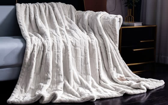 بطانية بوني الفرو - نفر أبيض