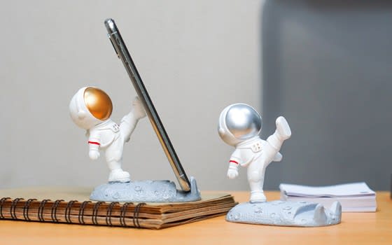  حامل الهاتف المميز رائد الفضاء 1 قطعة - أوف وايت وفضي