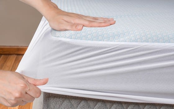 Highcrest Waterproof Cooling Mattress Protector (160 X 200 ) cm - White