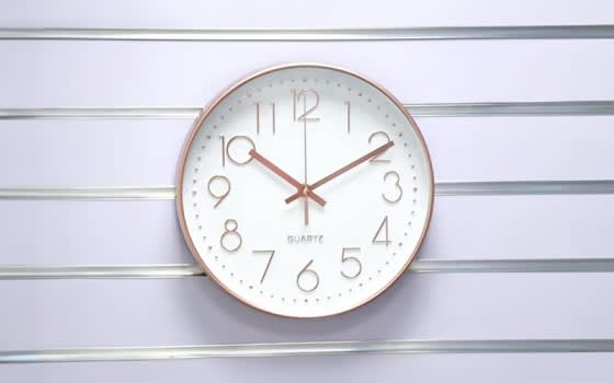 ساعة حائط كوارتز بلاستيكية - أبيض و ذهبي