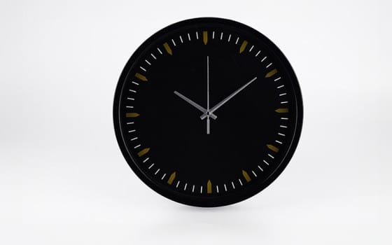 ساعة حائط بلاستيكية صامتة - أسود 