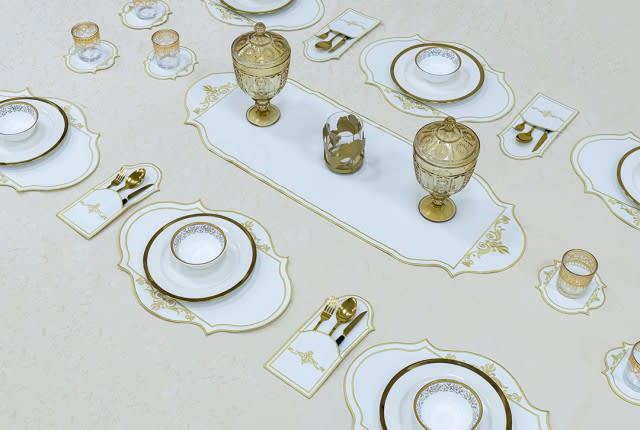 طقم مفرش طاولة مطرز من أرمادا 19 قطعة - أبيض و ذهبي