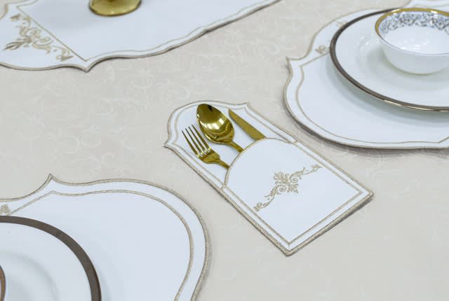 طقم مفرش طاولة جلد تركي من أرمادا 19 قطعة - أبيض و برونز