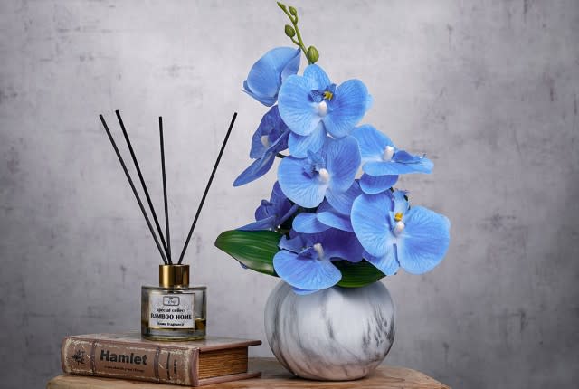 مزهرية سيراميك مع زهرة الأوركيد للديكور 1 قطعة - أبيض و أزرق