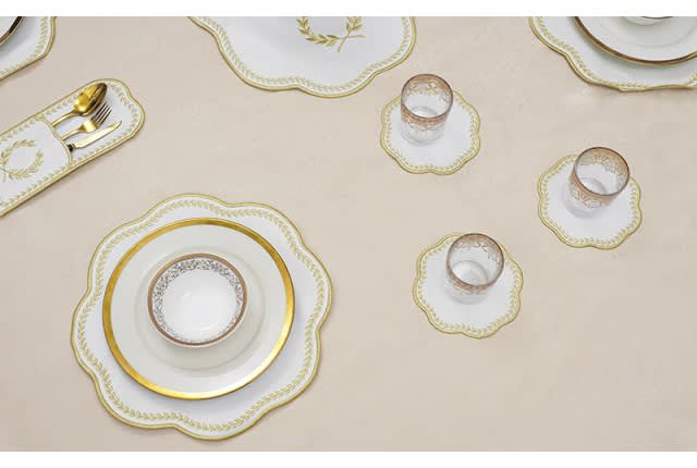 طقم مفرش طاولة جلد تركي من أرمادا 19 قطعة - أبيض وذهبي 