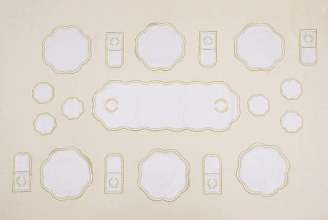 طقم مفرش طاولة جلد تركي من أرمادا 19 قطعة - أبيض وذهبي