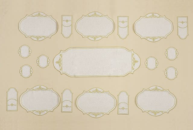 طقم مفرش طاولة جلد تركي من أرمادا 19 قطعة - أبيض وذهبي